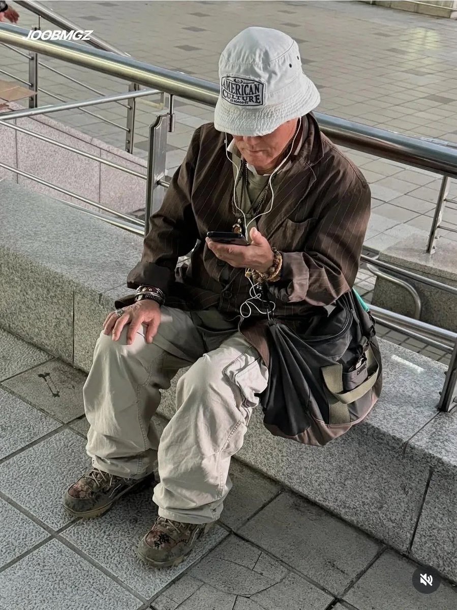 iamkimgosu's tweet photo. 동묘가 이제 한국의 파리래 ㅋㅋㅋㅋㅋㅋㅋㅋ
근데 옷잘입는 할저씨 개많아 https://t.co/gimQ4tliyo