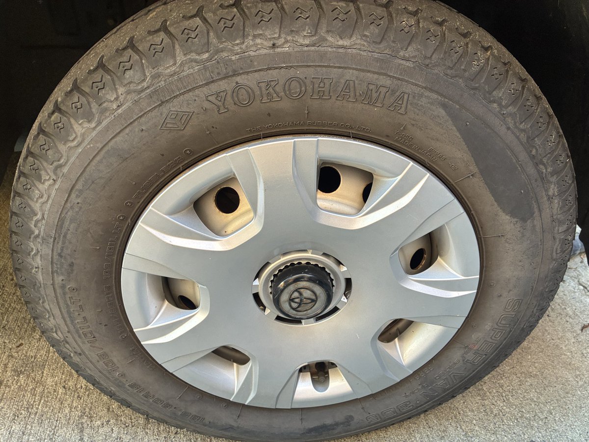 ecomiyabi's tweet photo. 愛車のレジアスいりじをしています。

200系ハイエースのホイールカバーを購入して中央のトヨタマークを抜き取りました。

これでオリジナルのホイールキャップの上から良い感じに装着できました。

https://t.co/gLb2EKfXB4

↑このレジアスです https://t.co/iPj968q33F