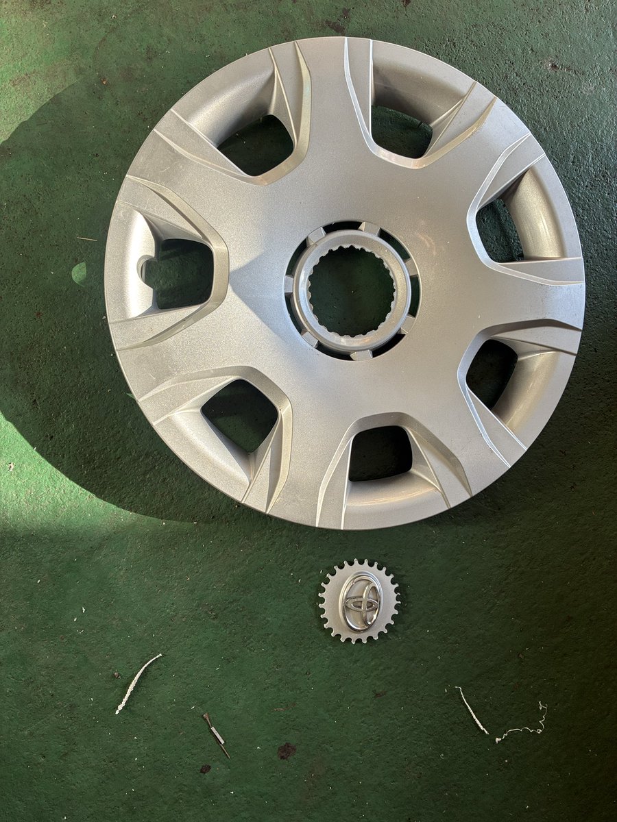 ecomiyabi's tweet photo. 愛車のレジアスいりじをしています。

200系ハイエースのホイールカバーを購入して中央のトヨタマークを抜き取りました。

これでオリジナルのホイールキャップの上から良い感じに装着できました。

https://t.co/gLb2EKfXB4

↑このレジアスです https://t.co/iPj968q33F