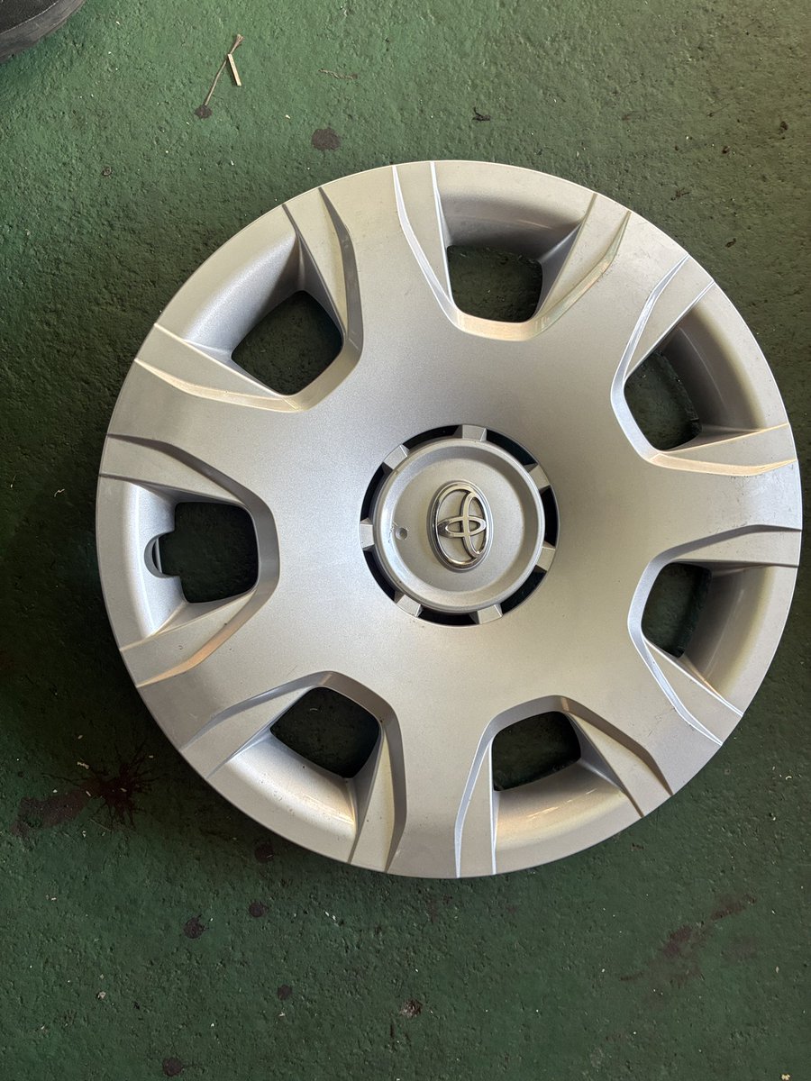ecomiyabi's tweet photo. 愛車のレジアスいりじをしています。

200系ハイエースのホイールカバーを購入して中央のトヨタマークを抜き取りました。

これでオリジナルのホイールキャップの上から良い感じに装着できました。

https://t.co/gLb2EKfXB4

↑このレジアスです https://t.co/iPj968q33F