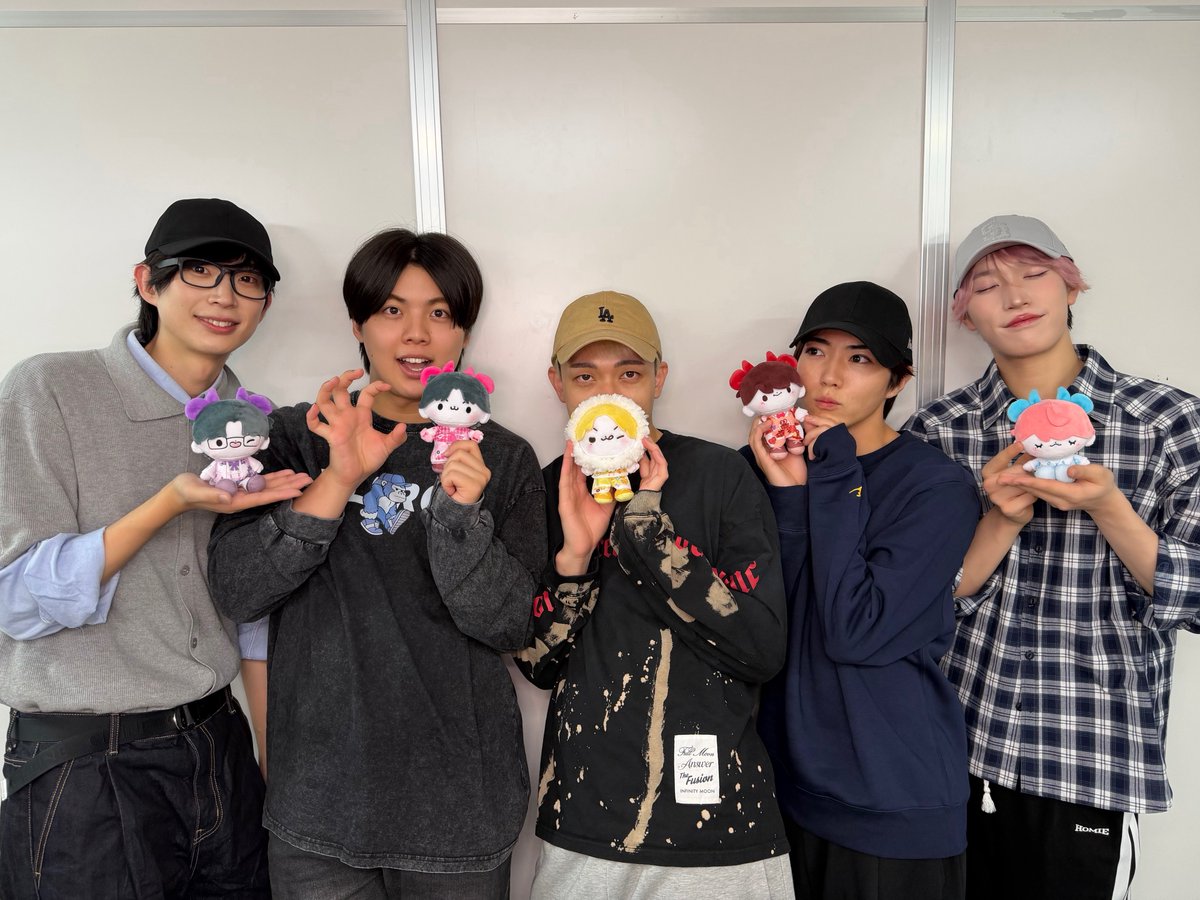info__paragon's tweet photo. ／
パンダドラゴンぬいぐるみ
受注販売受付中📣
＼

メンバーの元へひと足先にぬいぐるみが届いたので、実物をお届け👀✨

この機会を逃すと、もう手に入れられません…！！
ぜひ皆さんのお手元にもお迎えください🐼🐲

■商品
パンダドラゴン ぬいぐるみ(全5種)
5,000円(税込)

■商品仕様
縦13cm・横8cm・奥行6.5cm程度
※メンバーによって若干の差がございます。

■購入可能数
1回のお会計につき各種10点まで

⏰受注販売期間
10月9日(金)23:59まで

🛒販売ページ
https://t.co/JyrtmqpU12