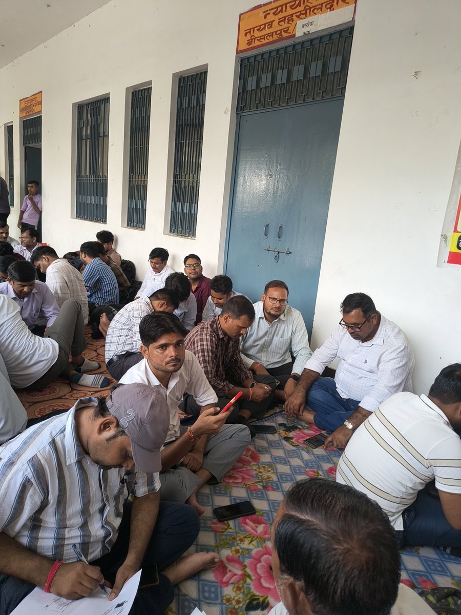 LKP_BISALPUR's tweet photo. मा० मुख्यमंत्री योगी जी 100 र���पये महीने के साइकिल भत्ते में लेखपाल कैसे 3 दिनों के अंदर आय, निवास, जाति व IGRS की जांच कर कैसे रिपोर्ट देगें?

#लेखपाल_की_मांग

@yadavakhilesh
@CMOfficeUP
@ABPNews
@aajtak
@RahulGandhi
@BJP4UP
@myogiadityanath
@AmitShahOffice https://t.co/SXTxRqbw7u