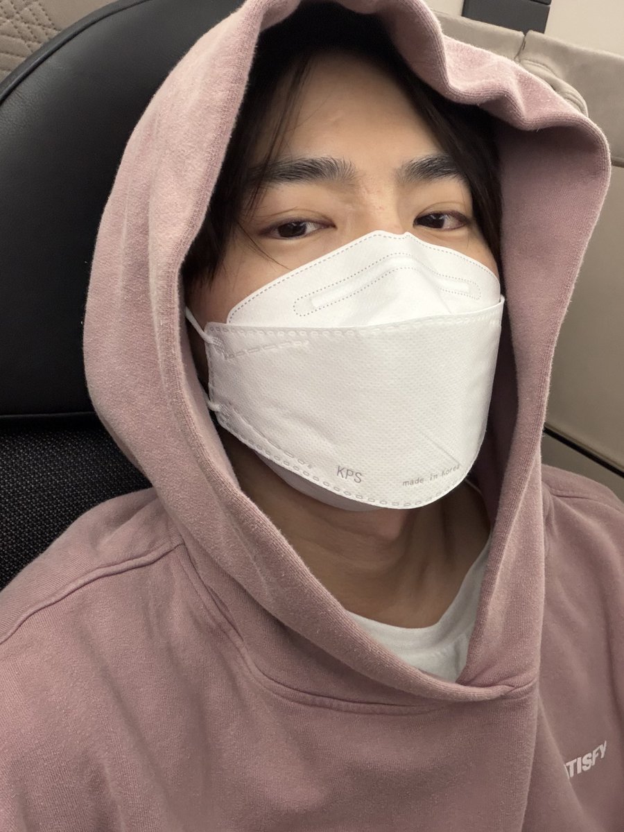 SUHObubble's tweet photo. 261003🐰💭 [16:04 KST]

[photo]
“I’m off [to Taipei]” (cutely)

#SUHO #수호 #수호버블 https://t.co/wLKudeMGdG