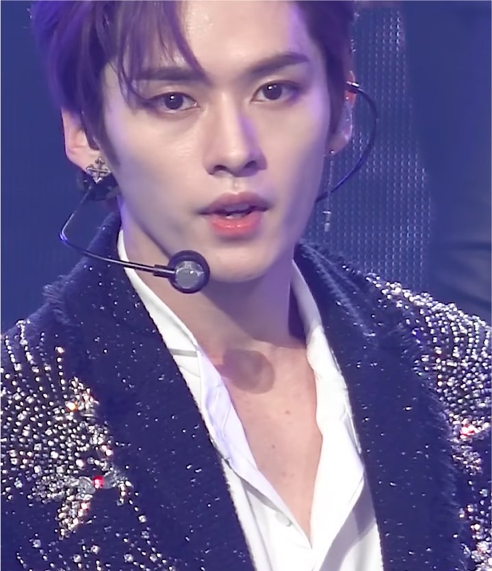 minhoautism's tweet photo. he has SO damn many chest moles it genuinely stresses me out just as an artist who draws him all the time like i literally always forget. we need a map. minho send a boob up pic please thank you. like a reverse bra situation https://t.co/27jAw965pu