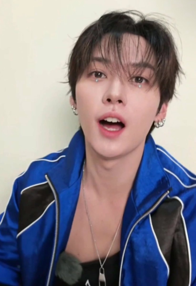 minhoautism's tweet photo. he has SO damn many chest moles it genuinely stresses me out just as an artist who draws him all the time like i literally always forget. we need a map. minho send a boob up pic please thank you. like a reverse bra situation https://t.co/27jAw965pu