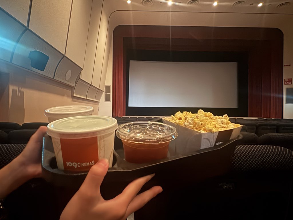 Kamemi_jp's tweet photo. 映画館でポップコーン300円、完全に価格設定バグってる……🍿
閉館した「相鉄ムービル」の2日間限定特別公開、マジで行った方がいい…普段入れない劇場内まで入れてレトロ感ヤバかった…今日と明日限定だから横浜駅西口にいる人は今すぐ行った方がいい…横浜優勝！ https://t.co/ymORQFZWcr