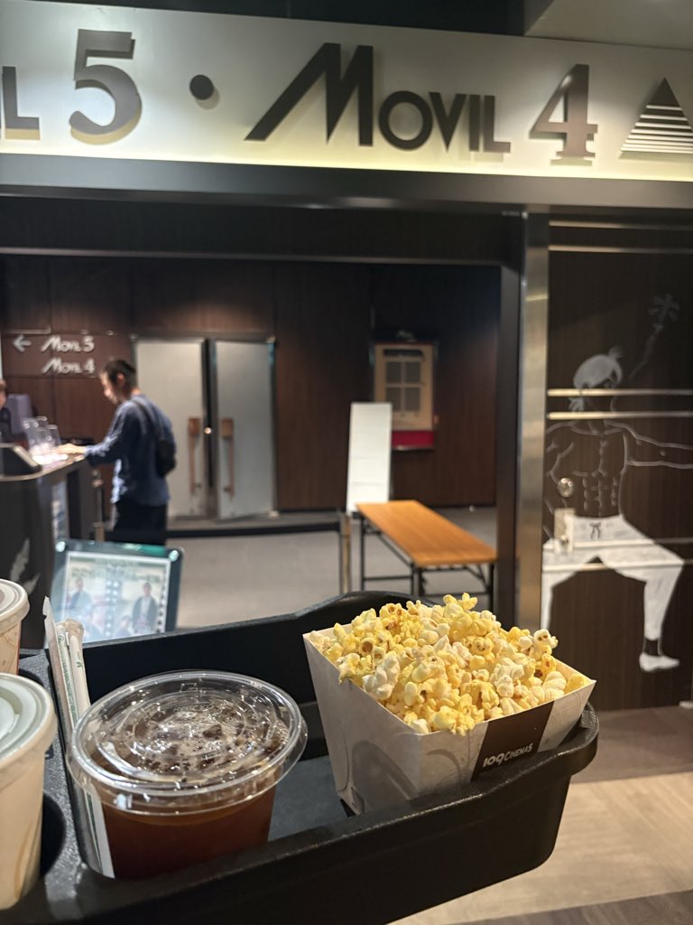 Kamemi_jp's tweet photo. 映画館でポップコーン300円、完全に価格設定バグってる……🍿
閉館した「相鉄ムービル」の2日間限定特別公開、マジで行った方がいい…普段入れない劇場内まで入れてレトロ感ヤバかった…今日と明日限定だから横浜駅西口にいる人は今すぐ行った方がいい…横浜優勝！ https://t.co/ymORQFZWcr