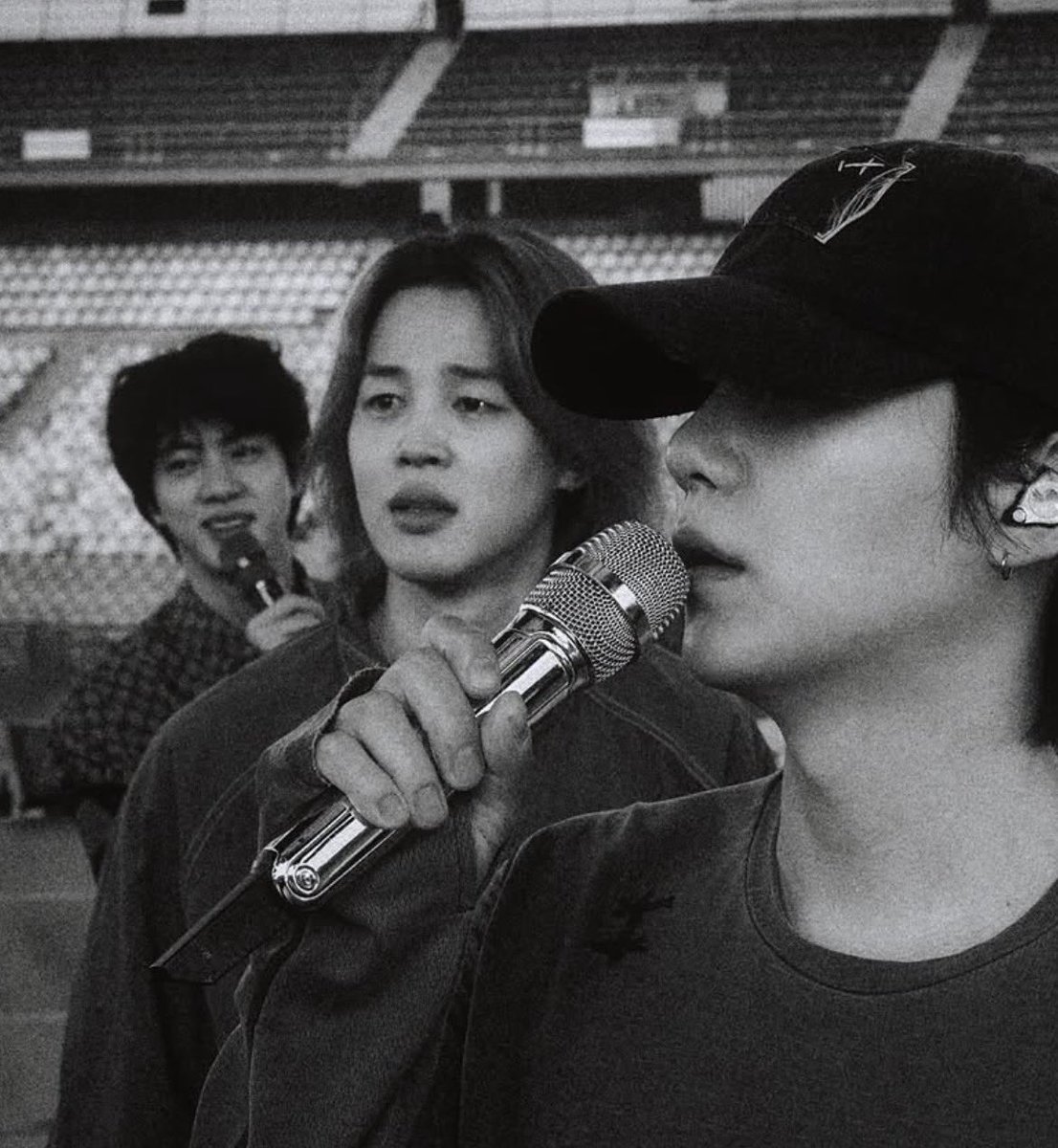 rainbowkvs's tweet photo. JUNGKOOK WHY IS JIMIN SO LOST 😭 https://t.co/sBKJSyEarK