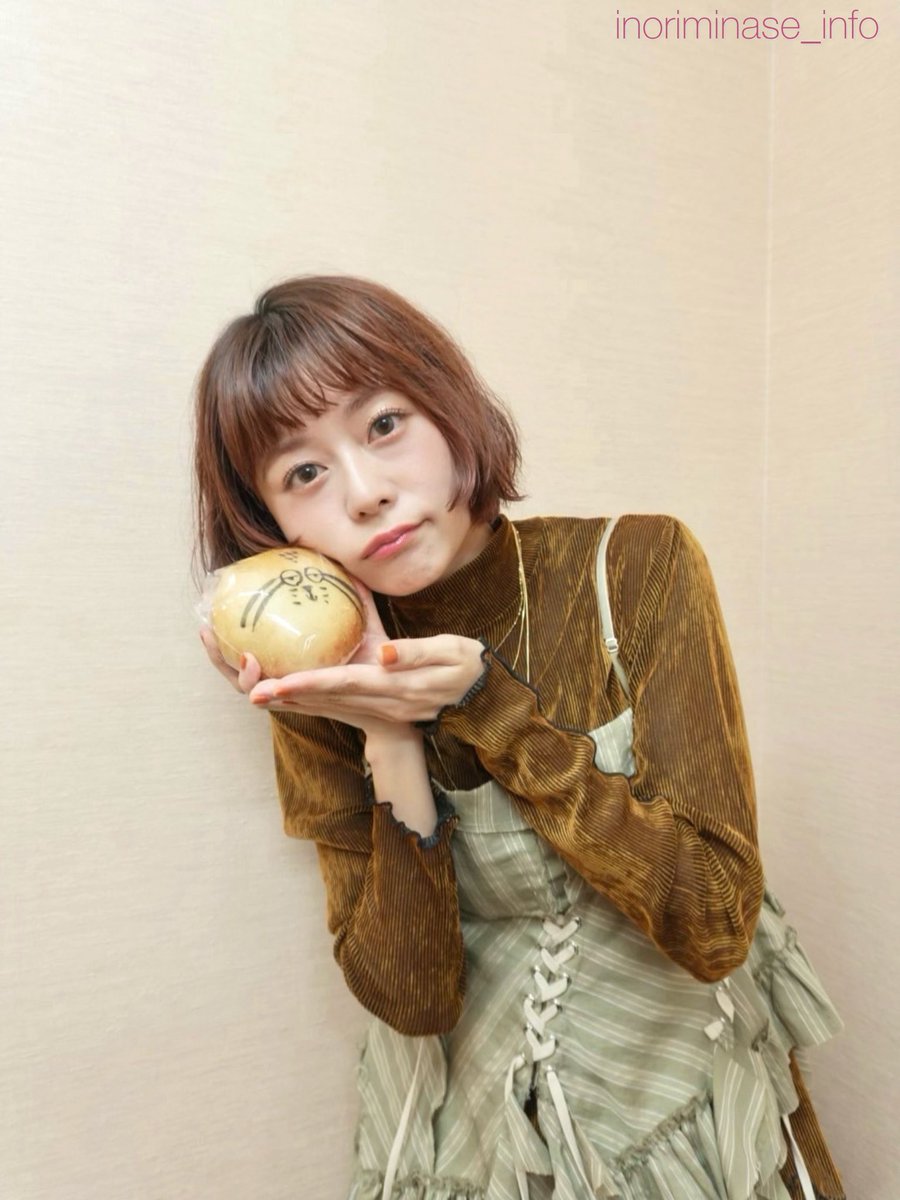 inoriminase's tweet photo. 『劇場版ダーウィンが来た！世界のネコのなかまたち』舞台挨拶に登壇してきました🐱
井田監督・豊嶋さんの収録秘話や撮影秘話に目から鱗が。
生き物って素晴らしい！自然って神秘！かわいく逞しい生き様を大スクリーンでぜひ何度でもご覧ください！ベーグルもいただいちゃいました！もぐろう！

#劇場版ネコダーウィン