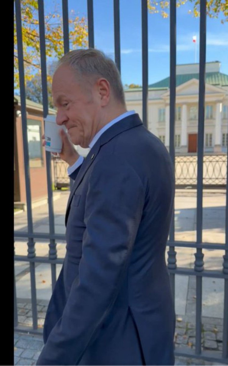 bogo141's tweet photo. Wiecie co, Szanowni Państwo? Po raz pierwszy w historii Polski, na czele rządu, (nie)rządu znaczy się, stoi zwykły hejter! Hejter, który dzień w dzień, pluje jadem, nienawiścią, popisujący się chamstwem, pomysłami rodem z najgorszego ścieku. A wtórują mu, gorliwie, jego klakierzy! I my za to płacimy!
Mimo wszystko, dobrego dnia!