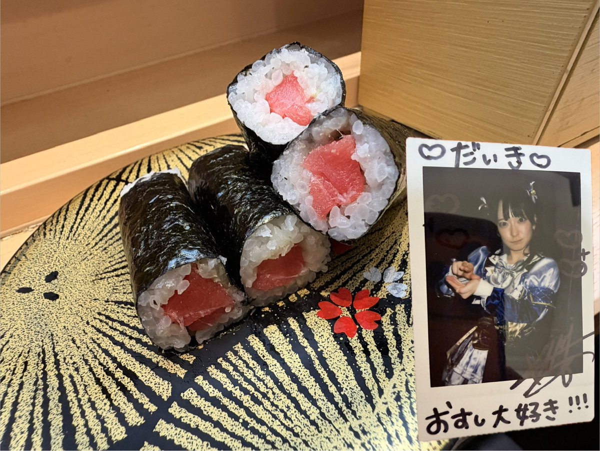 daikichi77777's tweet photo. 🤍スタバなう🤍
STARRY×NIGHT↗︎
🤍金城(きんじょう)詩織さん🤍
昨日のディナーはお寿司だよ🤍
とろ鉄火美味しい🤍
食べるの大好き🤍金城さんのチェキと一緒にいただきました🤍
#お寿司大好き
#にぎりの徳兵衛
#大好きシリーズ
#スタバなう
#チェキ
#スタナイ
#STARRYNIGHT
#スターリーナイト
#プラチナシルバー
#金城詩織
@STN_kinjo