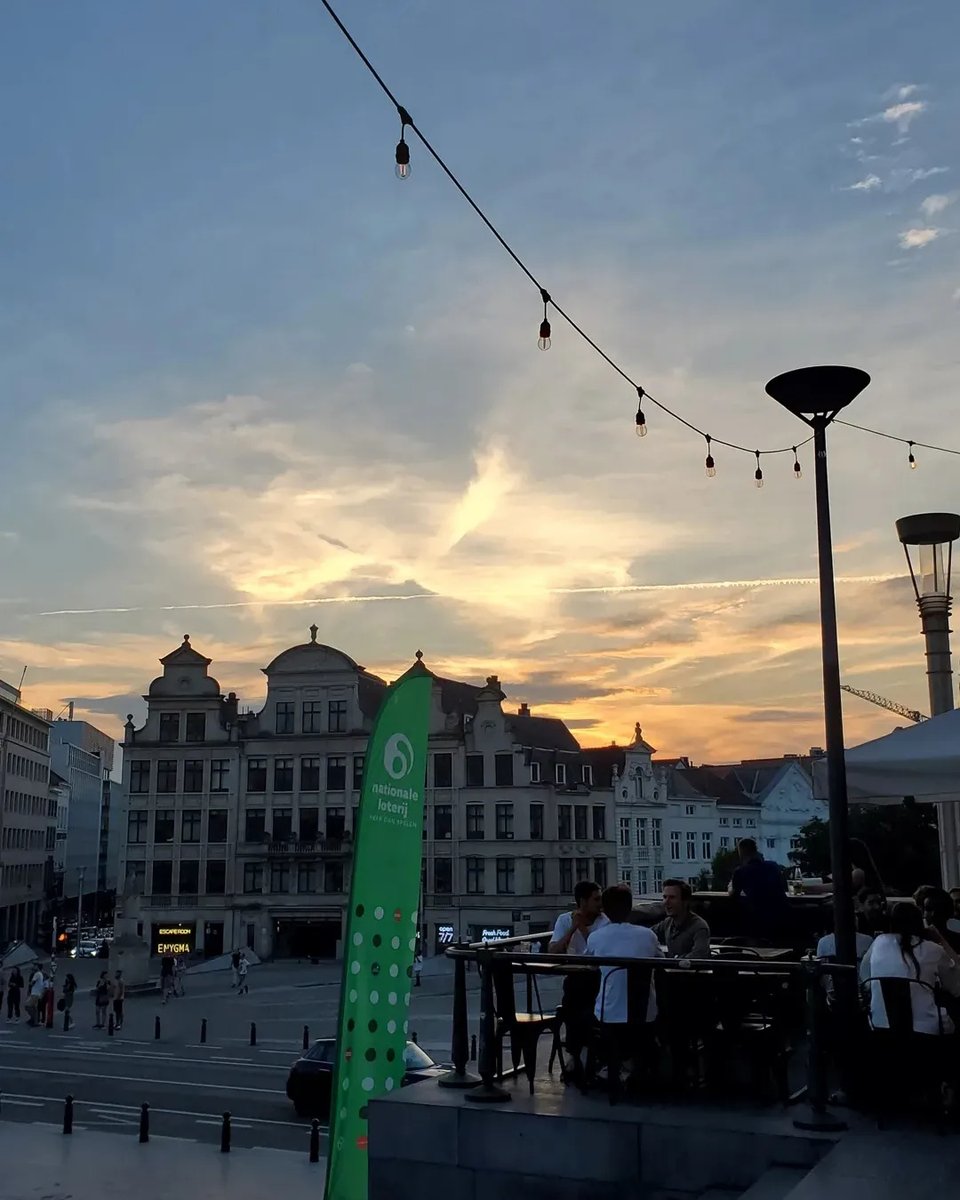 PretobCarlos's tweet photo. Gorgeous sunset on a warm summer night in Brussels. https://t.co/psqGngtewu