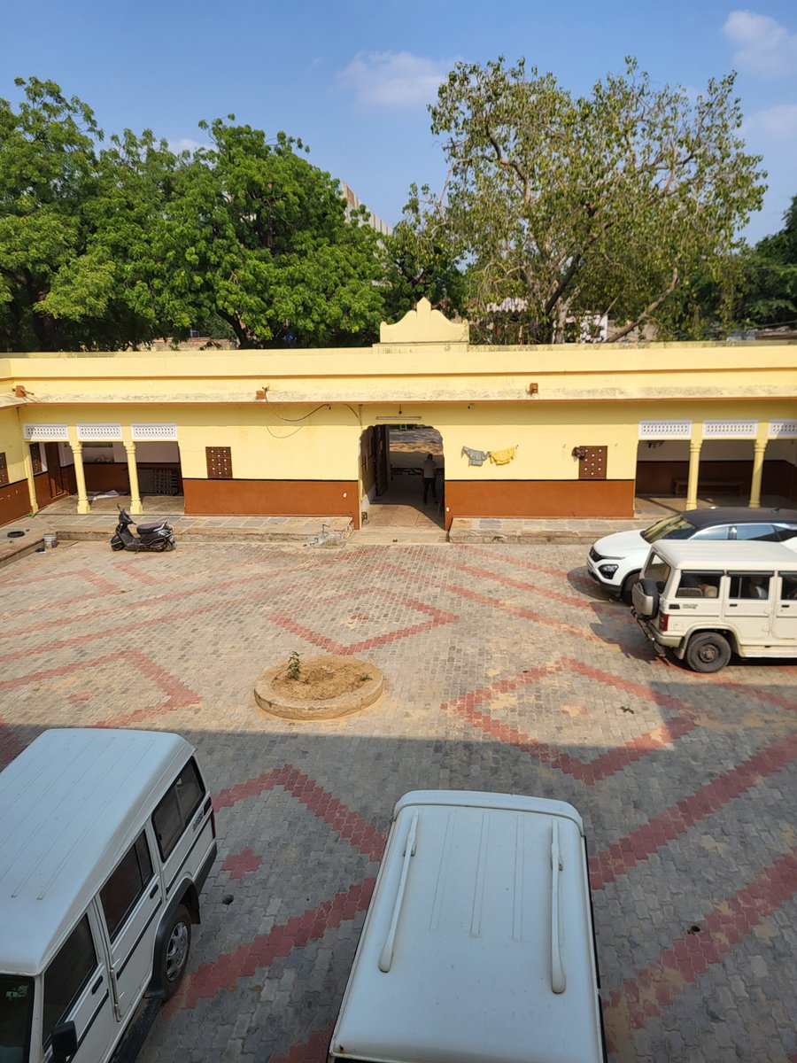 RameshImages's tweet photo. श्रीमाधोपुर रेलवे स्टेशन के पास स्थित नरसिंह दास कयाल धर्मशाला कम खर्च में ठहरने क��� लिए एक उपयोगी जगह है। यहाँ सामान्य कमरे, बड़े हॉल, पानी, बिजली, टॉयलेट-बाथरूम और पार्किंग जैसी सुविधाएँ उपलब्ध हैं।
#kayaldharamshala #shrimadhopur #smprcity https://t.co/D72QEyGiie