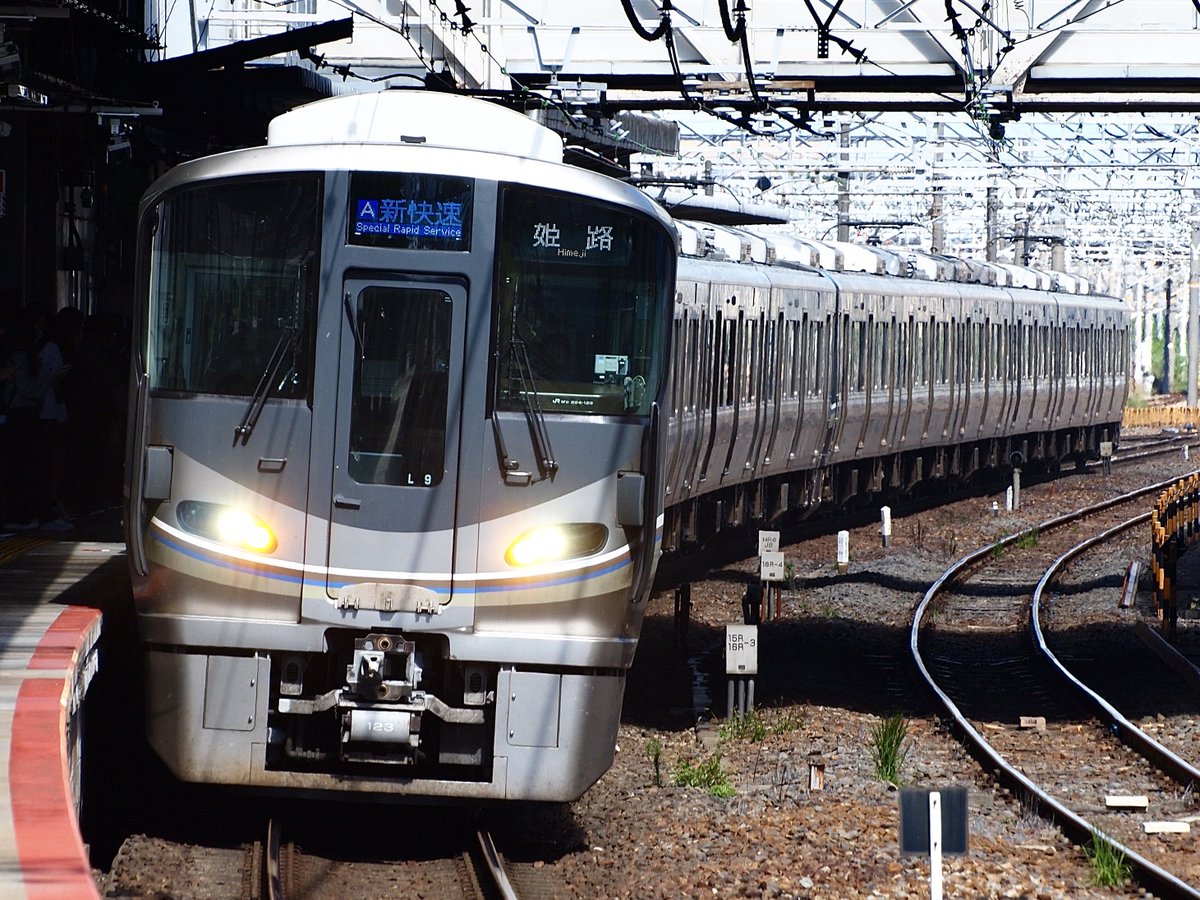 Kogantetsu223's tweet photo. 2026.10.3 3463A A新快速 姫路行き 225系100番台L9編成+L10編成 Aシート設定なし #琵琶湖線
昨日の2件あった人身事故の影響で、6両+6両の新快が運転！なんと車両の番号も連番でした。 https://t.co/0Q9RbdLRdk