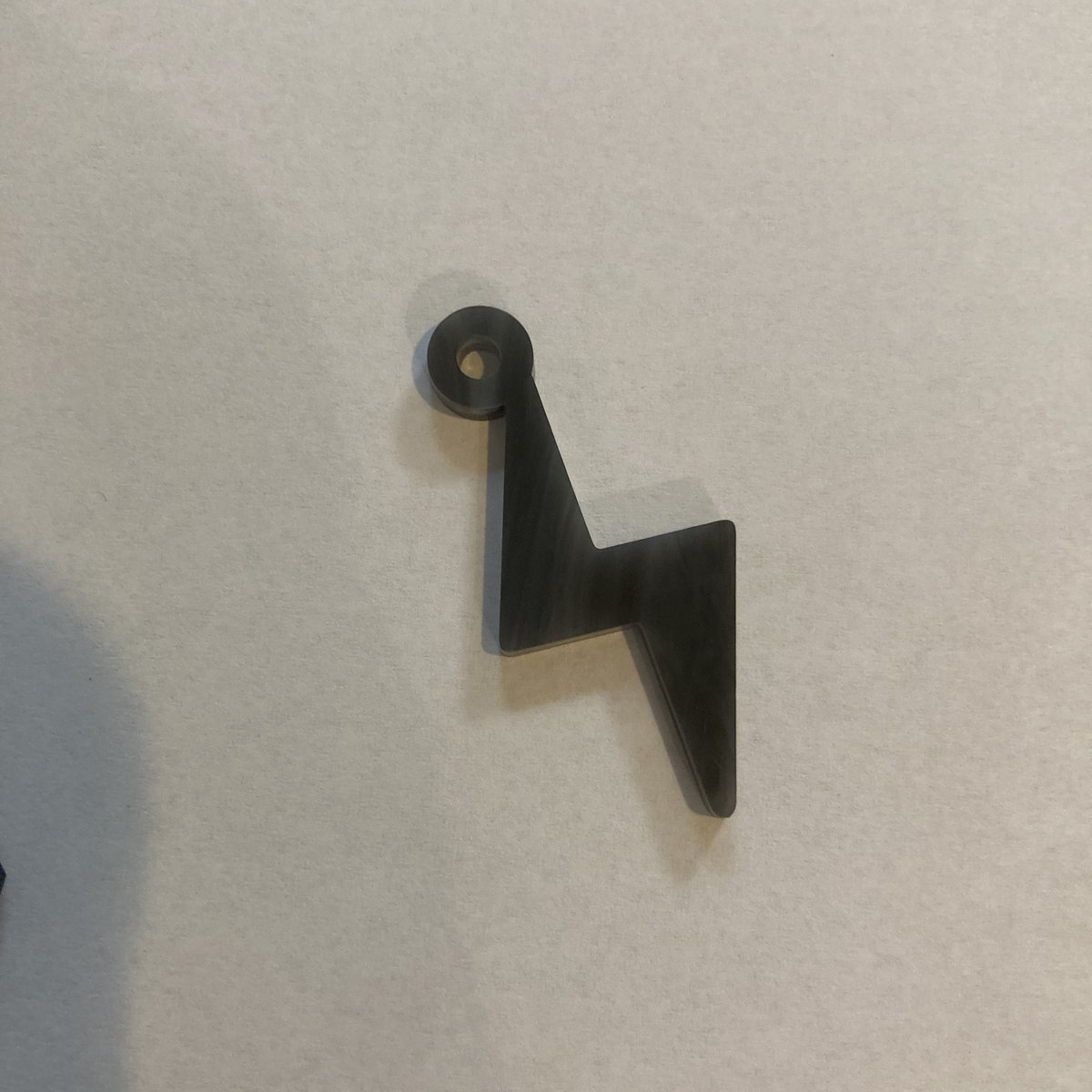 Mozu753304's tweet photo. 恋術🎃で頒布するアクキー届いたー！
①ベースのアクリルがマーブル感あるので、白と黒の濃淡の出にバラツキがあります
②フィルム剥がすとこんな感じ。文字ツヤ✨
③⚡️モチーフもちょっとだけ作りました
④うっすら透け感のあるアクリルです。 https://t.co/Ms6GNyZOIg