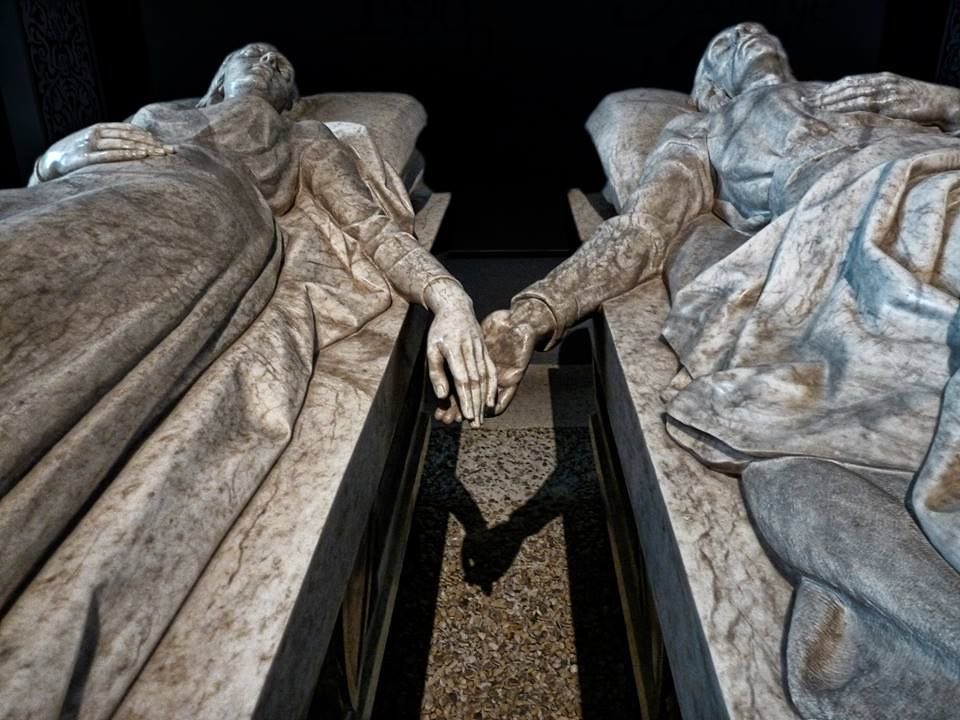 themikalaleeann's tweet photo. venus is in scorpio and i keep thinking about sculptures yearnfully bound together until they eventually weather way https://t.co/V3WAWE9mTP