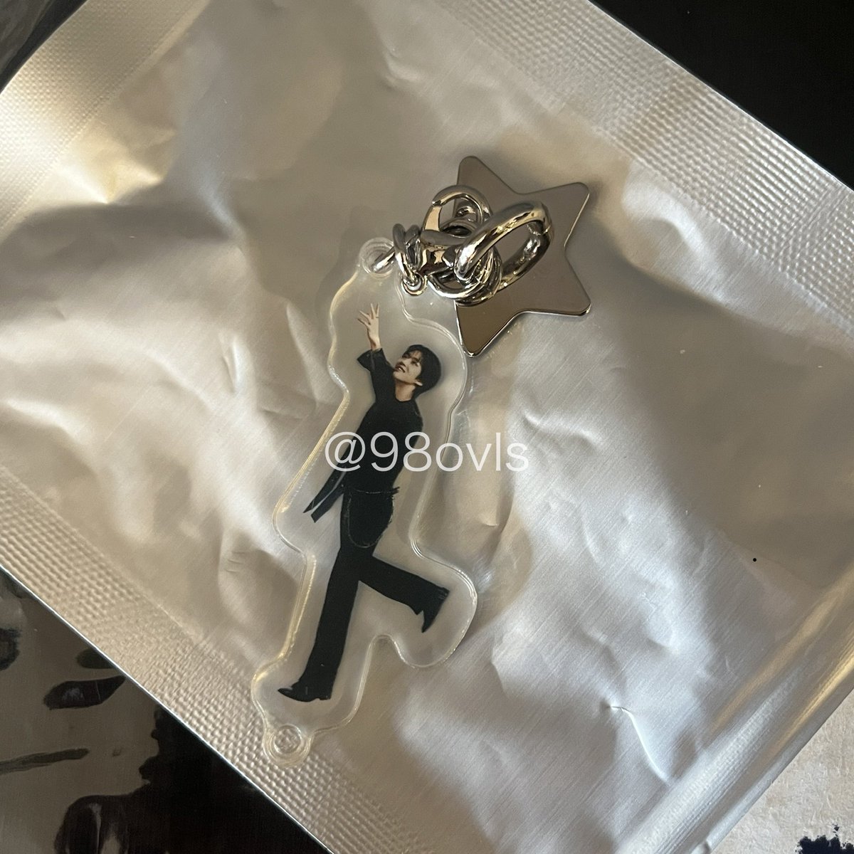 98ovls's tweet photo. PENTAGON 101010 ランダム アクキー キーリング グッズ 交換

譲】　ホンソク
求】　ウソク

現在会場付近におります。手渡し>郵送での交換希望です📦
ご条件合う方お気軽にお声がけください💌

#PENTAGON交換 https://t.co/yyN7YXJHkZ