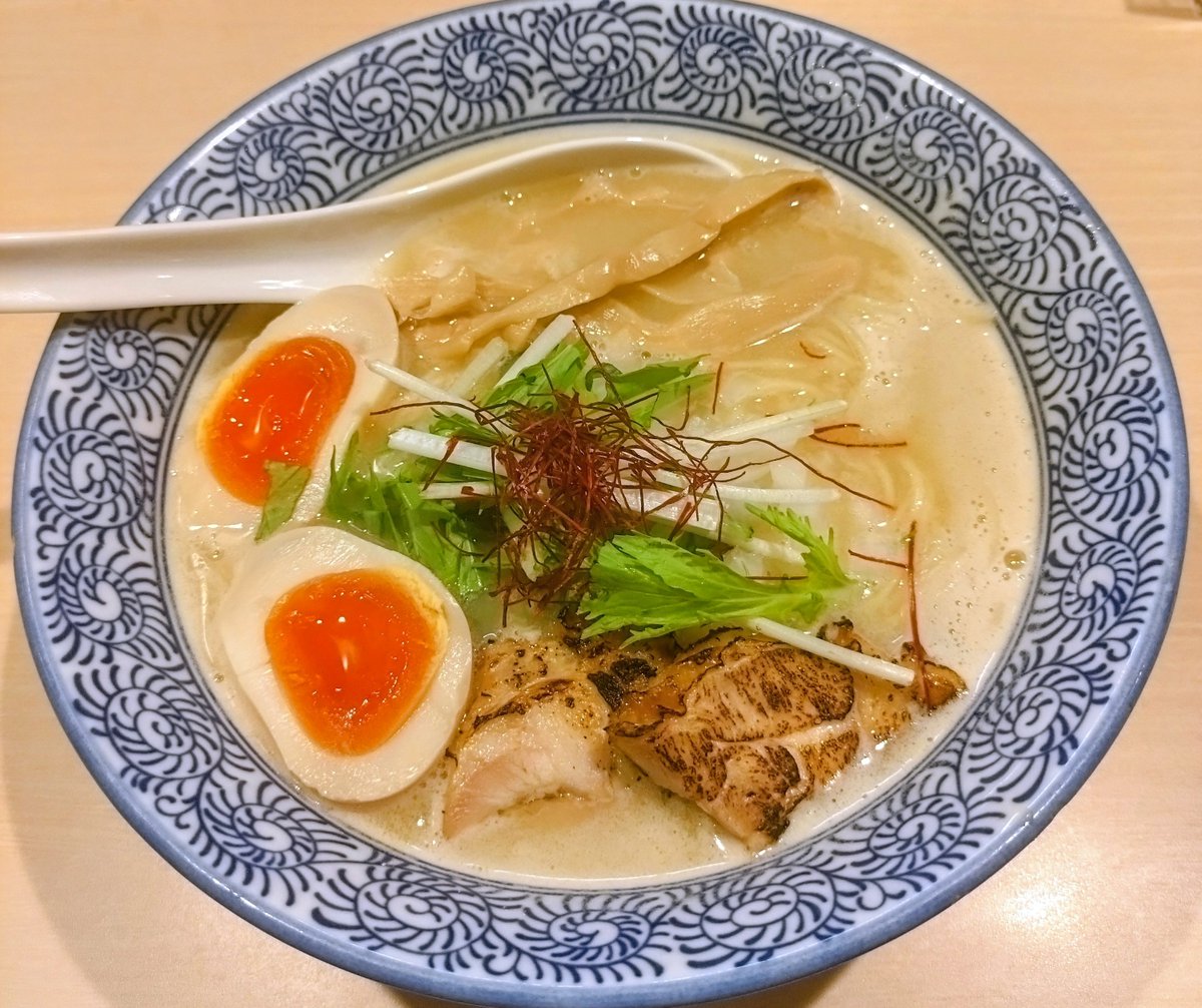KAZZMEN's tweet photo. 麺匠ようすけ 鶏煮亭  (用賀)  100/186

貝出汁濃厚鶏白湯らーめん＋味玉 https://t.co/QiZHijX1Uo