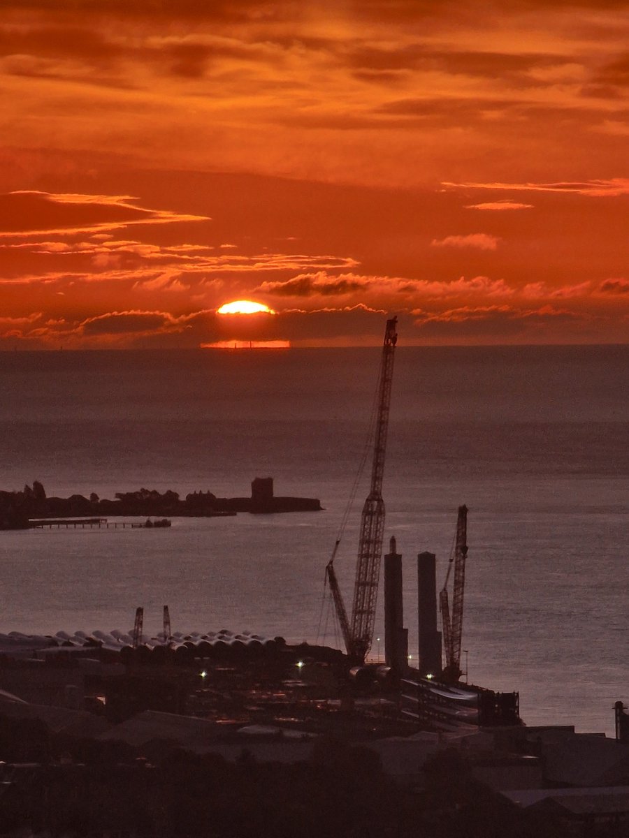 PaulVinova's tweet photo. Phone pic of Bell Rock Lighthouse in front of today's sunrise ~from Dundee Law 🌅 https://t.co/7iHaqbcCEs