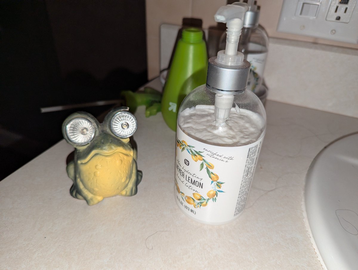 Cornysha_Syrup's tweet photo. 🧴🐸 Lotion Frog gets out Her Lotion. He's gonna be having a long night!

Namaste 🥵 https://t.co/RBnv1h4FGb