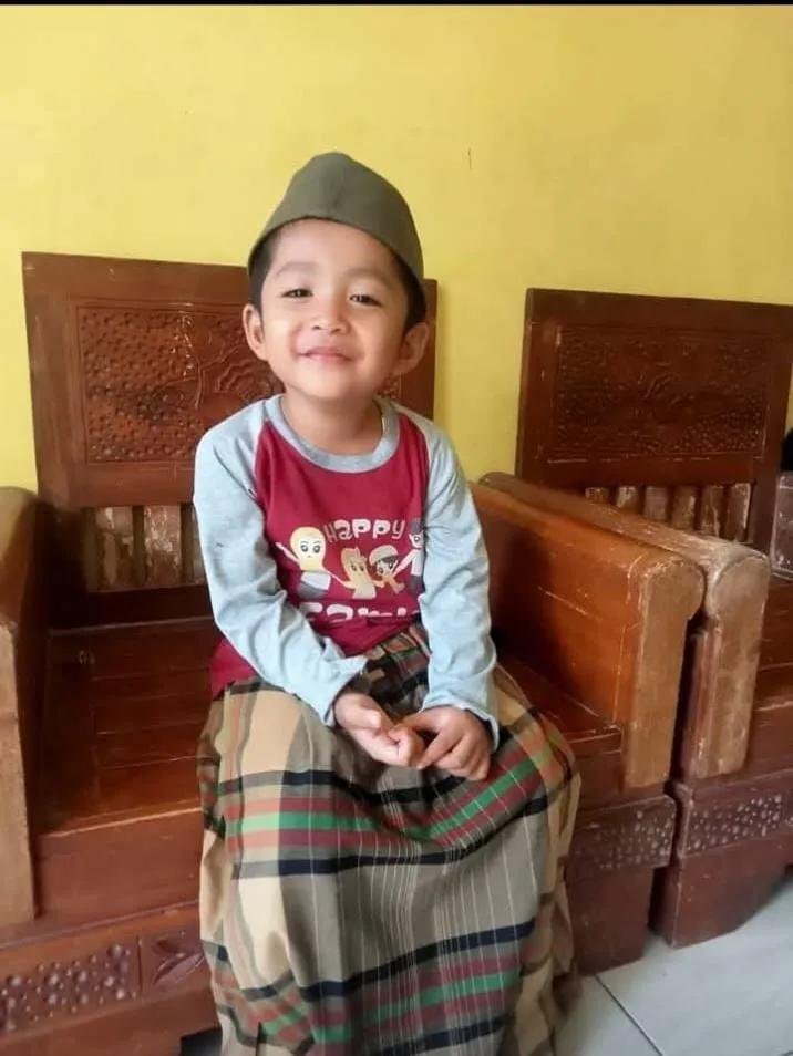 Syafirrasy's tweet photo. Anak sekecil ini, seimut ini, seganteng ini, sesoleh ini jadi korban bully 😭😭 https://t.co/xmMxiwZ9Ac