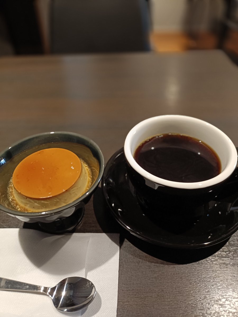 su_u_do_n's tweet photo. 最近できたカフェ行ってみた。
コーヒーは酸味がほとんどなくて俺好み。
プリンは滑らかで柔らかなタイプ。 https://t.co/y5YIfeWSFu