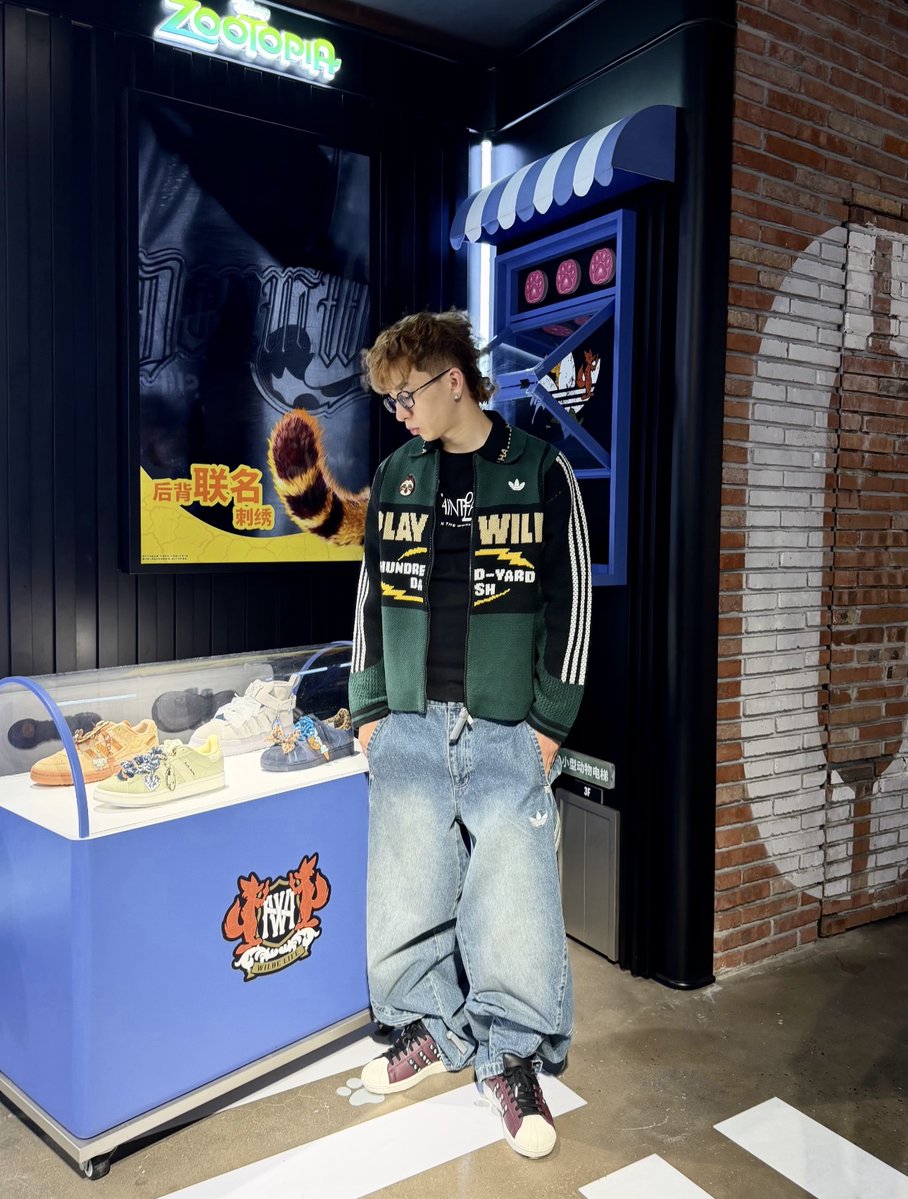 ZootopiaToday's tweet photo. 🛍️ Merchandise Watch: adidas × Zootopia Apparel Collection 🦊🐰👟✨
Even adidas stores have invited Nick and Judy inside! 😭🏙️
Disney fans, get ready to scream — adidas Originals × Zootopia has officially stepped out of the movie and into real life!
✨ Judy-inspired brown jacket
The retro Three Stripes give it plenty of streetwear energy, while the panelled design adds just the right amount of cool detective DNA. 🕵️‍♀️🐰
💚 Nick-inspired green jacket
Green meets yellow and white for a laid-back, roguishly charming look that feels perfectly Nick Wilde.
And as a Nick × Judy partner outfit? I’m locking this one in. 🔒🦊🐰
👟 Superstar sneakers
The classic shell toes get their own Zootopia graphics, plus special details on the padded tongues and heels. Comfortable underfoot while still bringing plenty of style.
🎤 And the store itself joined the collaboration too!
A giant record-wall installation, plus Judy and Nick displays, makes almost every corner feel ready for a cinematic photo shoot. 📸✨
The relaxed fits are easy to layer and style — put one on and you’re basically ready to become an honorary citizen of Zootopia. 🌆😂
So before your size disappears…
grab your own “Flash” and hurry over! 🐌💨
🔁 Share this with your Zootopia partner — because this collection is practically begging for a Nick & Judy matching outfit. 🦊💚🐰
