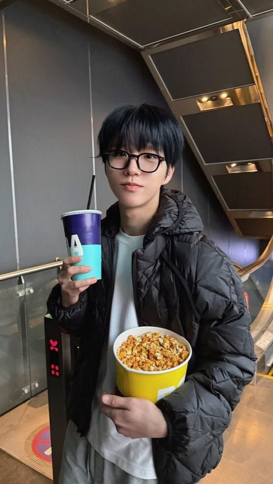Daepyoung's tweet photo. Pulang nonton ga sengaja nemu action figure digimon tapi ga dibolehin beli.

🧒🏻 : *𝘮𝘢𝘯𝘺𝘶𝘯 𝘵𝘦𝘳𝘶𝘴 𝘴𝘦𝘱𝘢𝘯𝘫𝘢𝘯𝘨 𝘫𝘢𝘭𝘢𝘯*
👧🏻 : Yaudah ambil aja kalau emang pengen.
🧒🏻 : Eh? Beneran boleh? *𝘭𝘢𝘯𝘨𝘴𝘶𝘯𝘨 𝘯𝘺𝘦𝘯𝘨𝘪𝘳* https://t.co/rTGTTwEBQR