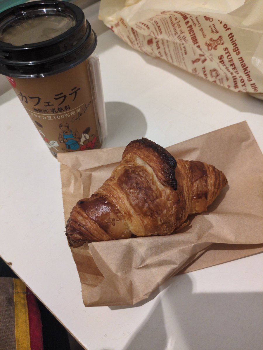 meteor_325's tweet photo. バイト休憩のおやつ
パンってうめぇよなぁ https://t.co/kB7TFWNmf0