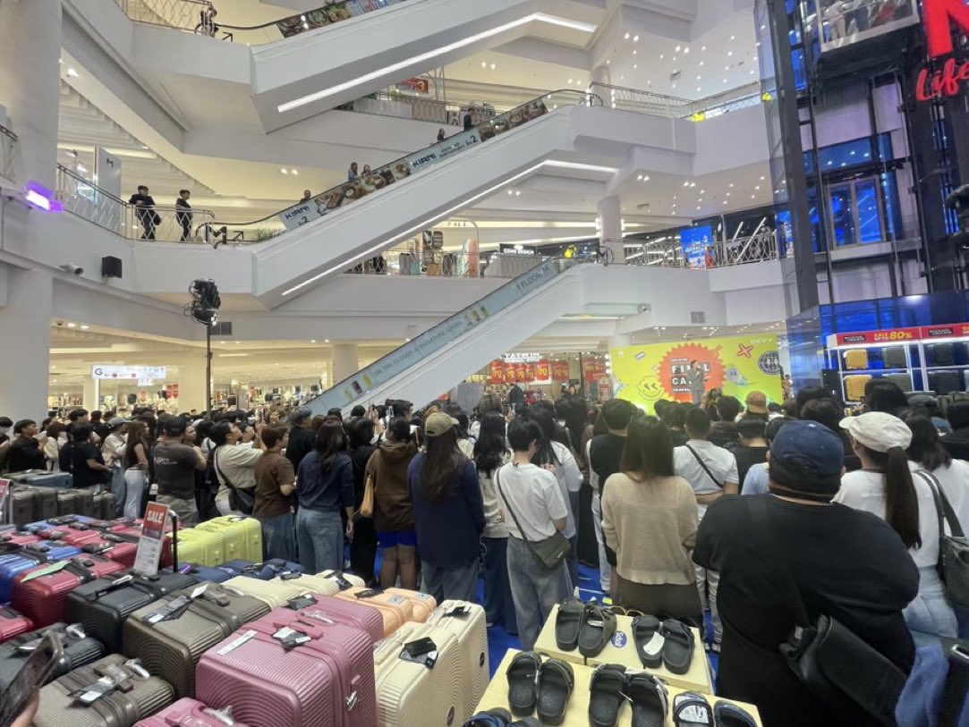 PuinoonsDimple's tweet photo. OH so many fans going to support out baby 😭😭😭

DEVY MAKE IT FUN X PUINOON
#DEVYxPUINOON https://t.co/4QzZ9UN8qM