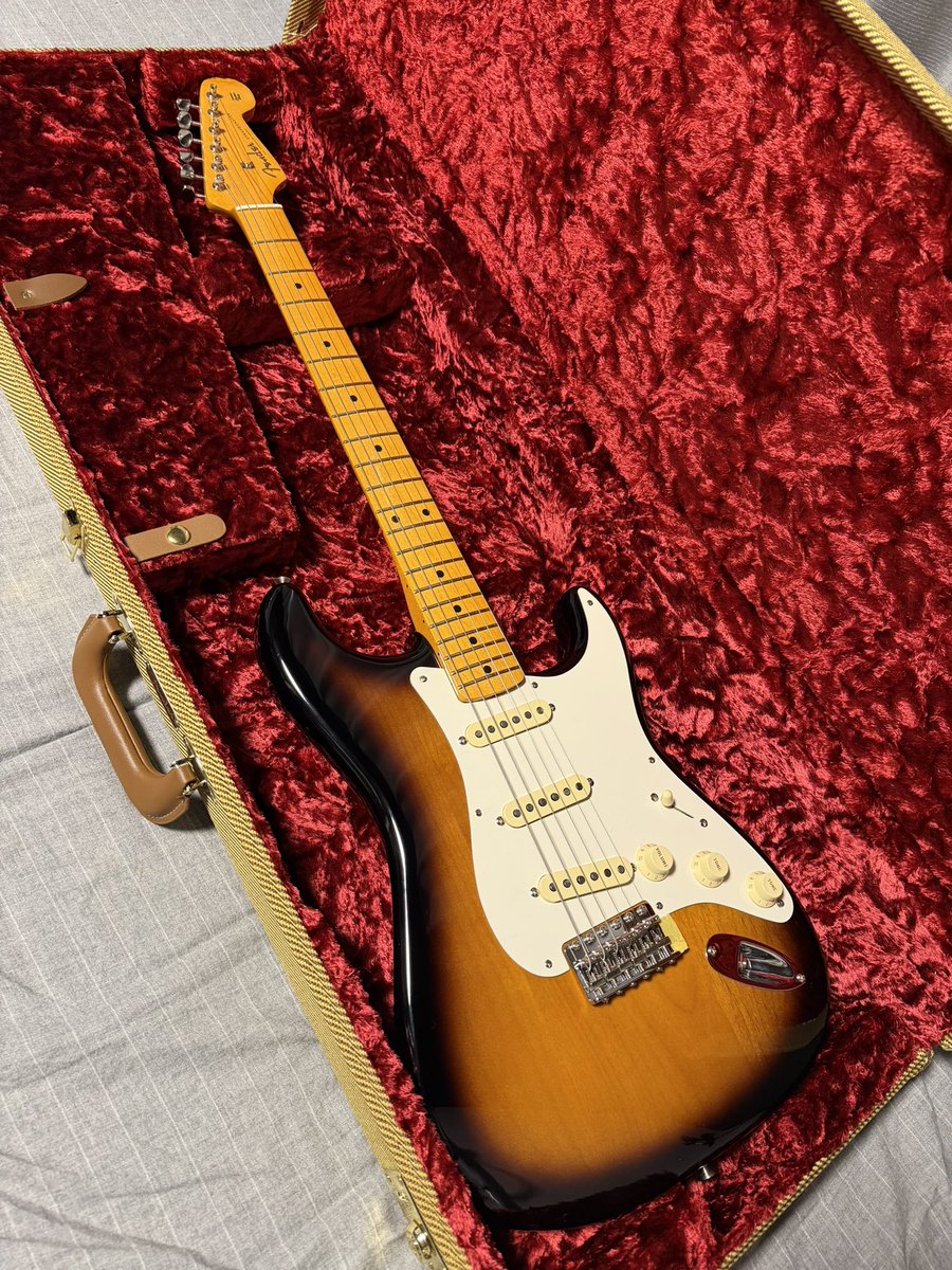 kiyoblues's tweet photo. fenderやgibsonみたいな有名所ももちろん好きなんやけど結局楽器なんで、弾き心地でストレスがあるのは嫌なんよな
お盆に買ったストラト、ネックのグロス塗装が移動時に引っかかる感じするのよな
ibanezのフルアコや335も塗装されてるけどそんなんは感じない
持って帰って弾きこまんと気付けないわこれ https://t.co/u0CKnyZPum