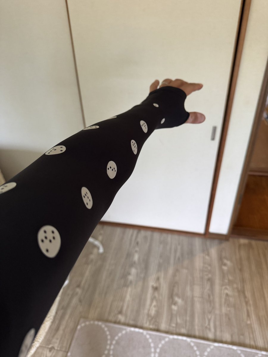 nagonii's tweet photo. 押入れ片付けてたら、ZOZO
 SUIT 出てきた。
#ZOZO https://t.co/YcMBx9vTPV