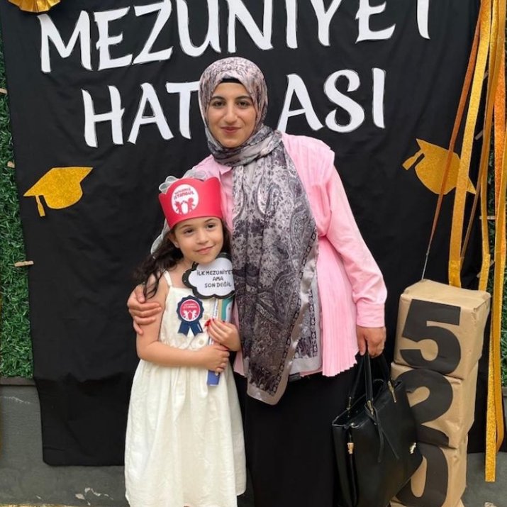 meneymn's tweet photo. Hem Fatmanur'u Hemde 3 Yaşındaki Öz Kızına İşkenceler Yapan, T*cavüz Eden, Ölüme Sürükleyen Kur'an'a Hizmetler Vakfı Yöneticisi Ayhan Şengüler'in Hala SERBEST Olmasını Unutamam.. https://t.co/ttw8AuEvs1