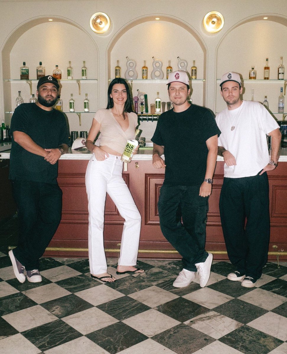 kendallsjbrs's tweet photo. Kendall Jenner promoting 818 Tequila at the 'Galerie on Sunset' restaurant in Los Angeles, CA - 09/10.

📸 More pics: https://t.co/SO8bUNRBjb https://t.co/Kj8pttHv2p