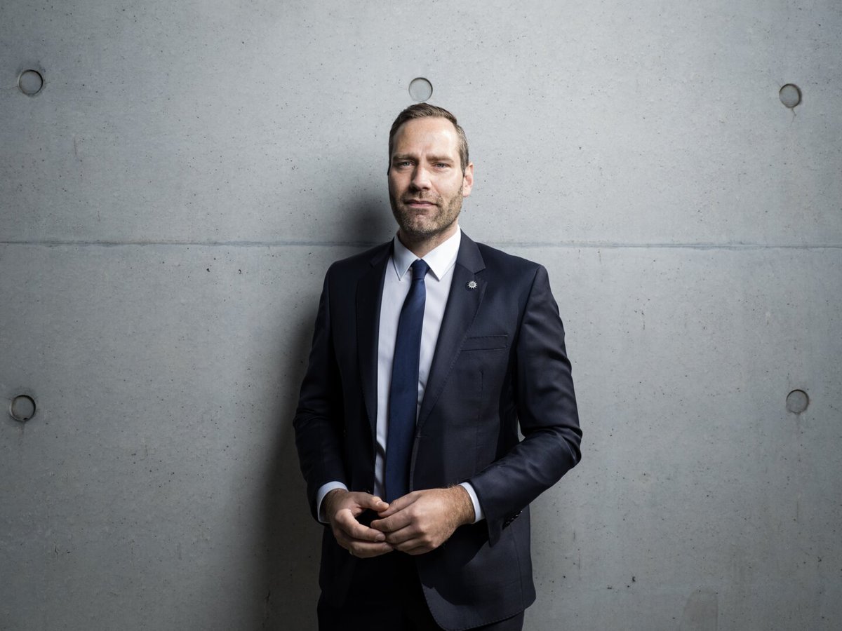 GdPPresse's tweet photo. Wer den Beamtenstatus der Polizei infrage stellt, gefährdet ein Fundament der Inneren Sicherheit.

#GdP-Chef Jochen Kopelke warnt SPD-Chefs Lars Klingbeil und Bärbel Bas vor den Folgen: Besondere Risiken und Belastungen brauchen eine verlässliche Versorgung und staatliche Fürsorge.

Statt den Beamtenstatus auszuhöhlen, braucht die Polizei bessere Besoldung, eine starke Polizeizulage und attraktive Arbeitsbedingungen.

#GdP #Polizei