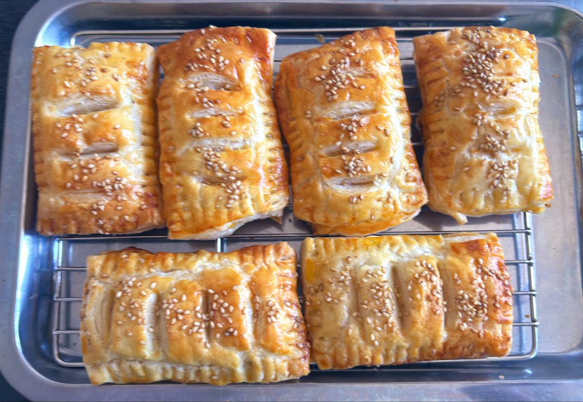 yo_ikou's tweet photo. 妹がスイートポテトパイを作ってくれました
めっちゃ良いにおいする！笑 https://t.co/Hu346GIpn6