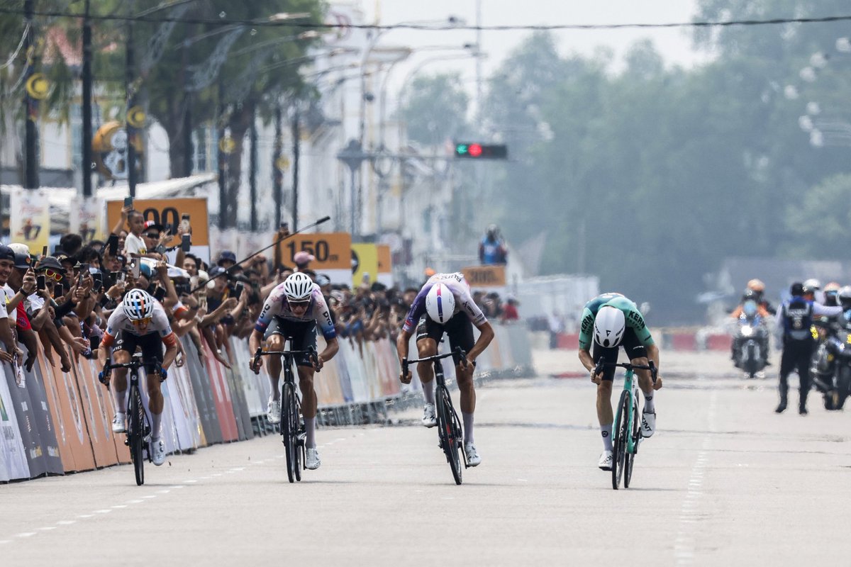 EqKernPharma's tweet photo. 💚 𝑶𝑹𝑮𝑼𝑳𝑳𝑶 💚

🏆 Nil Gimeno logra la séptima victoria de la temporada para el Equipo Kern Pharma

🤩 Con el triunfo del vallisoletano, ya son seis los corredores del conjunto navarro que han logrado alzar los brazos durante este curso 

📸 @SprintCycling https://t.co/lJTYJFbc86