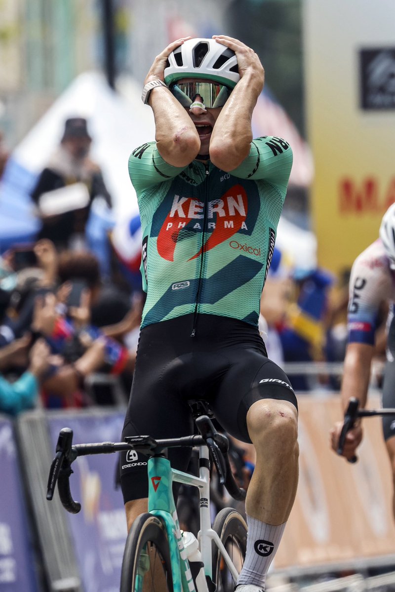 EqKernPharma's tweet photo. 💚 𝑶𝑹𝑮𝑼𝑳𝑳𝑶 💚

🏆 Nil Gimeno logra la séptima victoria de la temporada para el Equipo Kern Pharma

🤩 Con el triunfo del vallisoletano, ya son seis los corredores del conjunto navarro que han logrado alzar los brazos durante este curso 

📸 @SprintCycling https://t.co/lJTYJFbc86