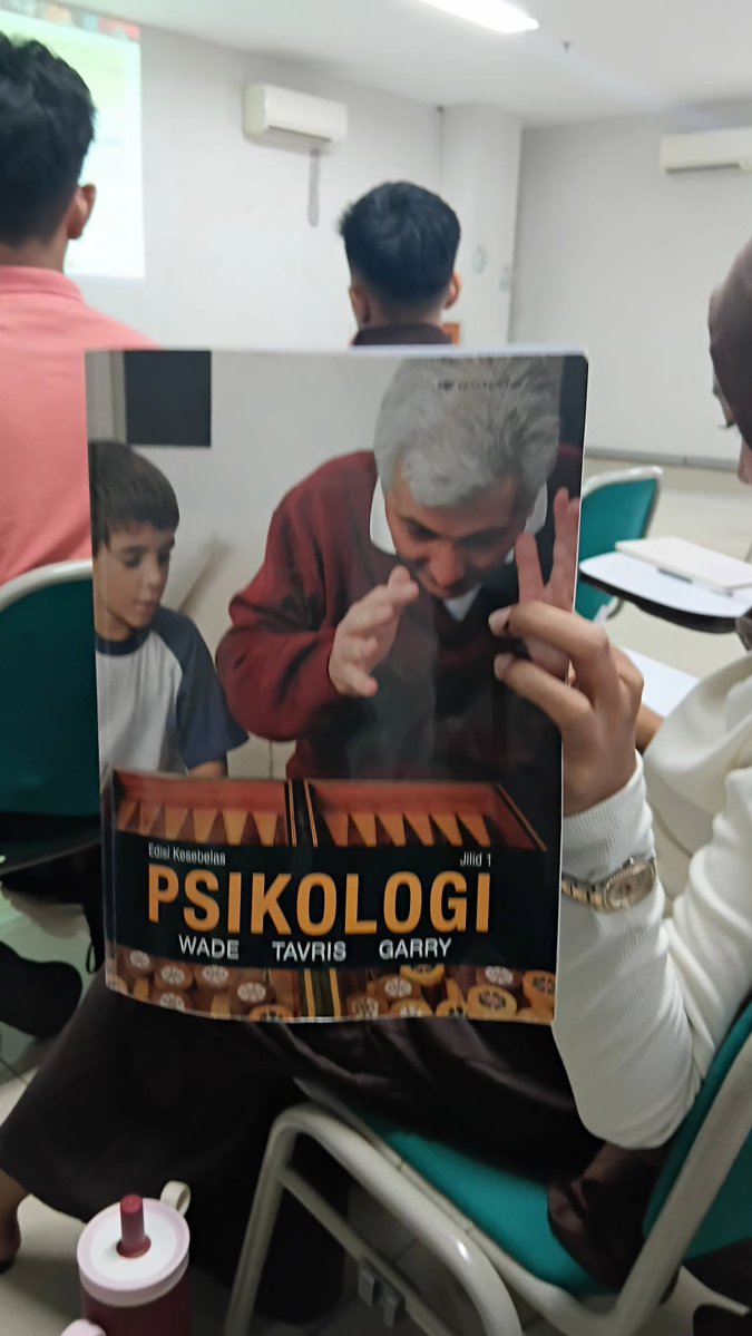 oceanariest's tweet photo. anak psikologi adakah yang mau preloved in buku iniii?? 😔 https://t.co/KD5KJLi13F