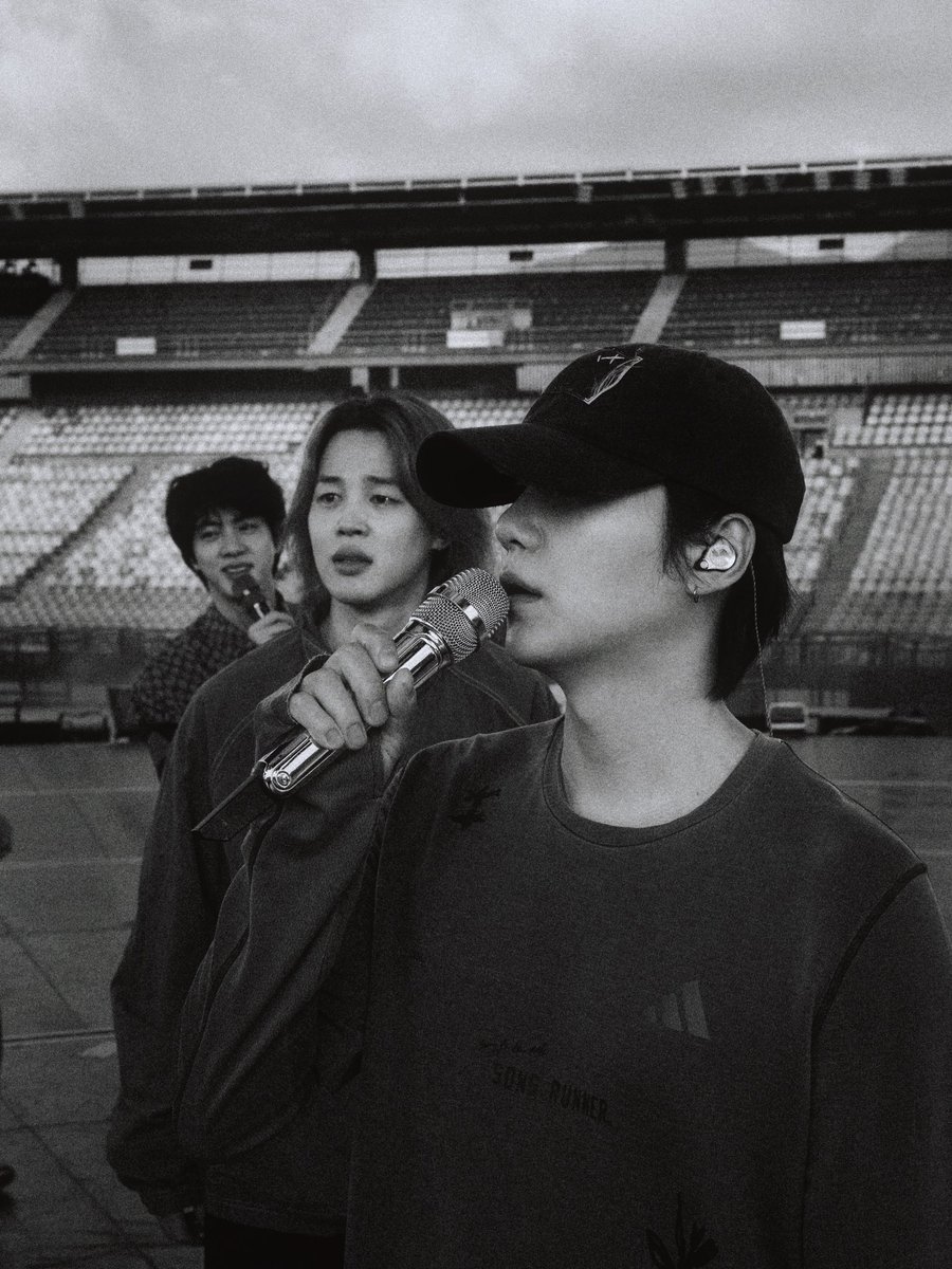 bblackjin's tweet photo. ปุ๊กมาลงรูปถ่ายเมมเบอร์ มีพี่จินไปแล้ว 4-5 รูป นายแบบคนนี้หล่อเหลือเกิน https://t.co/q403bVf0X7