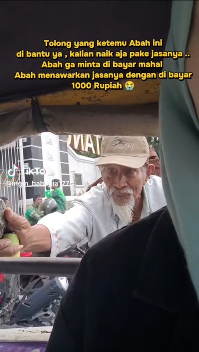 LiaAfri03881071's tweet photo. Ada wargi cianjur disini?
Kalo ketemu abahnya tolong pake jasanya  ya, diera serba modern ini beliau tetap mengais rezeki dengan menarik becak manual,karna mungkin sepi peminat jasanya jadi beliau menawarkan diri berapapun bayarannya ,karna dirumahnya pun ada istrinya sedang sakit, 
Sehat terus ya bah, sing di gampilkeun milik rezekinya