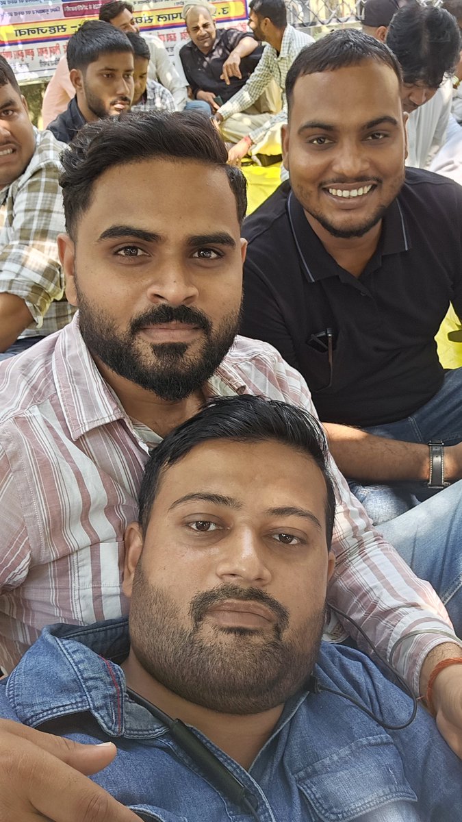 Dharmen73249691's tweet photo. मा० मुख्यमंत्री योगी जी 100 रूपये महीने के साइकिल भत्ते में लेखपाल कैसे 3 दिनों के अंदर आय, निवास, जाति व IGRS की जांच कर कैसे रिपोर्ट देगें?

#लेखपाल_की_मांग
#लेखपाल_की_जायज_मांगे
@yadavakhilesh
@CMOfficeUP
@ABPNews
@aajtak
@RahulGandhi
@BJP4UP
@myogiadityanath
@AmitShahOffice https://t.co/ALEY1YFwo0
