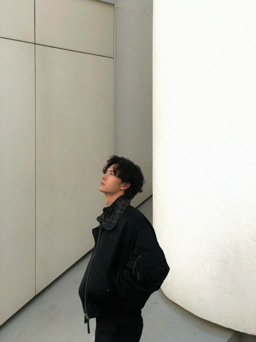 Bxg_mx's tweet photo. Wang Yibo so cool and Handsome Boy. 

WANG YIBO AT LOEWESS27
#ParisFashionWeek
#WangYibo
#LoeweSS27 https://t.co/qSv5PJrSiG