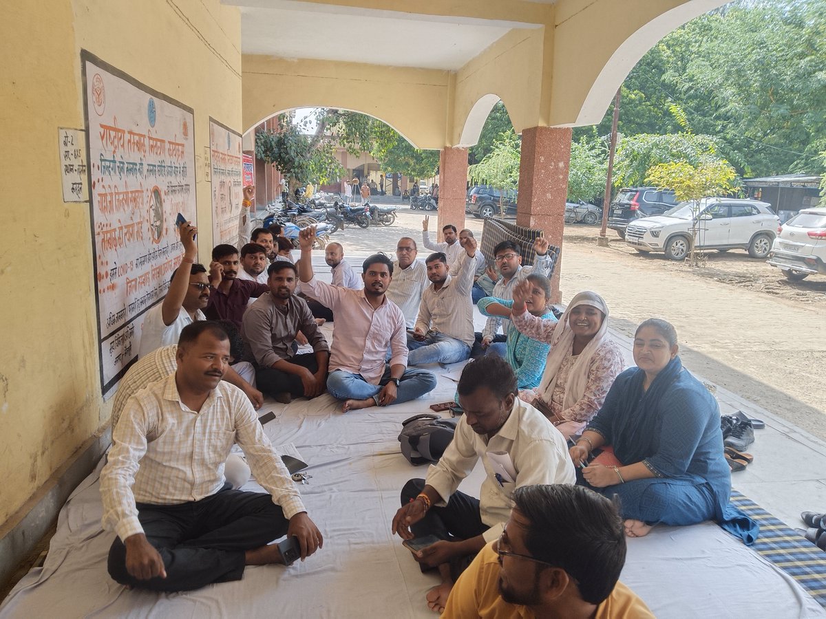 uplekhpalkarhal's tweet photo. मा० मुख्यमंत्री योगी जी 100 रूपये महीने के साइकिल भत्ते में लेखपाल कैसे 3 दिनों के अंदर आय, निवास, जाति व IGRS की जांच कर कैसे रिपोर्ट देगें?

#लेखपाल_की_मांग
#लेखपाल_की_जायज_मांगे
@yadavakhilesh
@CMOfficeUP
@ABPNews
@aajtak
@RahulGandhi
@BJP4UP
#लेखपाल_की_जायज_मांगे https://t.co/ZyeVvrg0Im