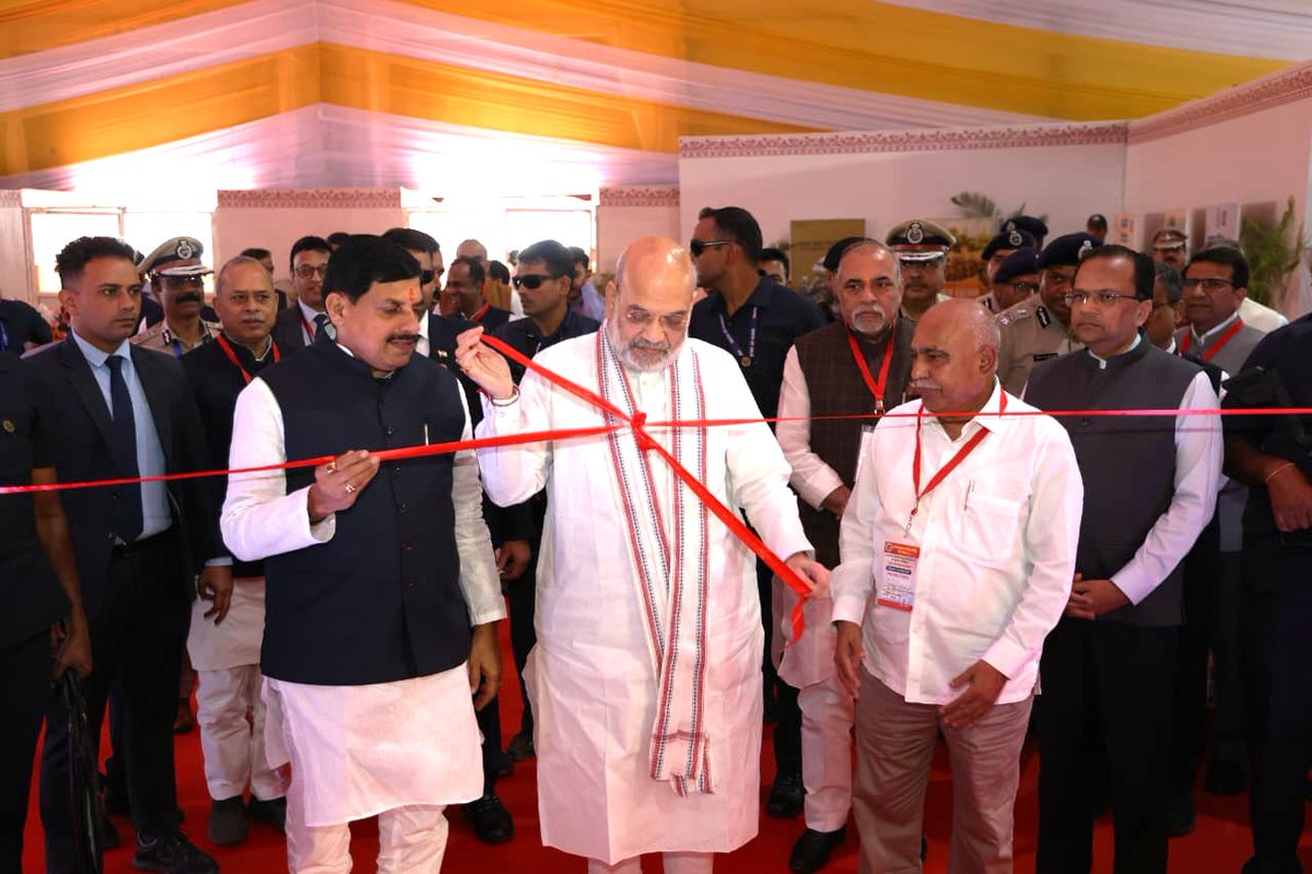 CMMadhyaPradesh's tweet photo. माननीय केंद्रीय गृह एवं सहकारिता मंत्री श्री @AmitShah जी ने मुख्यमंत्री डॉ. मोहन यादव की गरिमामयी उपस्थिति में आज भोपाल के भेल दशहरा मैदान में आयोजित कार्यक्रम में ‘भारतीय न्याय संहिता’ पर आधारित प्रदर्शनी का उद्घाटन कर अवलोकन किया।

प्रदर्शनी के माध्यम से भारतीय न्याय संहिता के प्रावधानों, न्याय व्यवस्था में हुए महत्वपूर्ण बदलावों तथा न्याय को अधिक सरल, सुलभ और नागरिक-केंद्रित बनाने की दिशा में किए गए प्रयासों को प्रदर्शित किया गया।

@DrMohanYadav51 @mohdept @cooperativedept @mp_husbandry #दुग्ध_क्रांति_MP #SevaSankalpAbhiyan #CMMadhyaPradesh