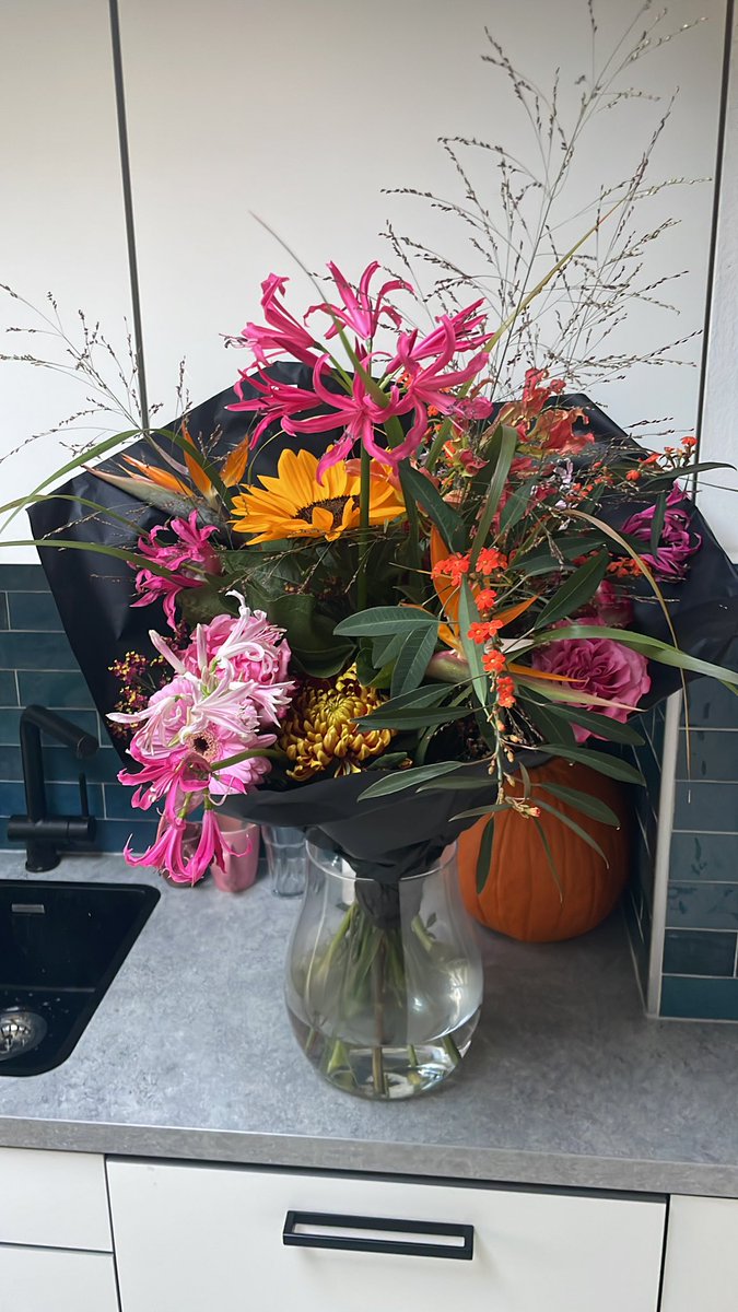 Fiekje1988's tweet photo. Een tweep vond dat ik nog niet genoeg bloemen in ons had en stond vanochtend voor de deur #attent https://t.co/Rrwi3saoVL