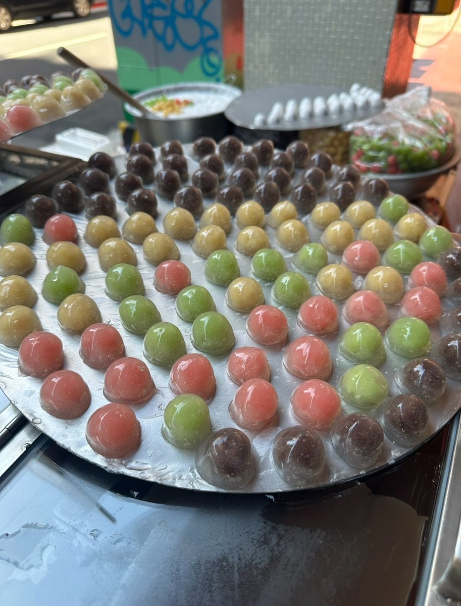 ispraews's tweet photo. ตอนไปไต้หวันบังเอิญเจอขนมนี้อร่อยมากๆ ตอนแรกไม่รู้ชื่อ ไปเสิร์ชดูชื่อขนมเหลียงหยวน จะหนึบๆเย็นๆ ใส้เมล่อน สตอเบอรี่ ถั่วแดงงี้ หอมๆ ใครเจออยากให้แวะลองน้า อร่อยมาก 🥺🥺 https://t.co/GerYMb7Em2