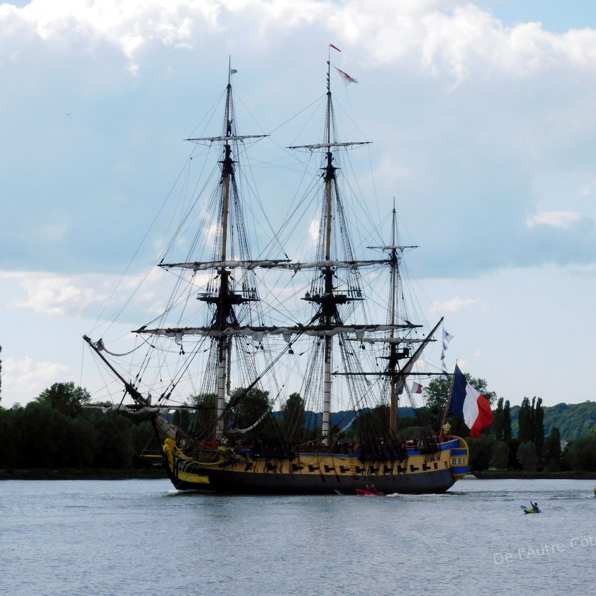 dionathanmendie's tweet photo. L’Hermione remonte la Seine pour rejoindre l’Armada. https://t.co/XO4UtmSJlR