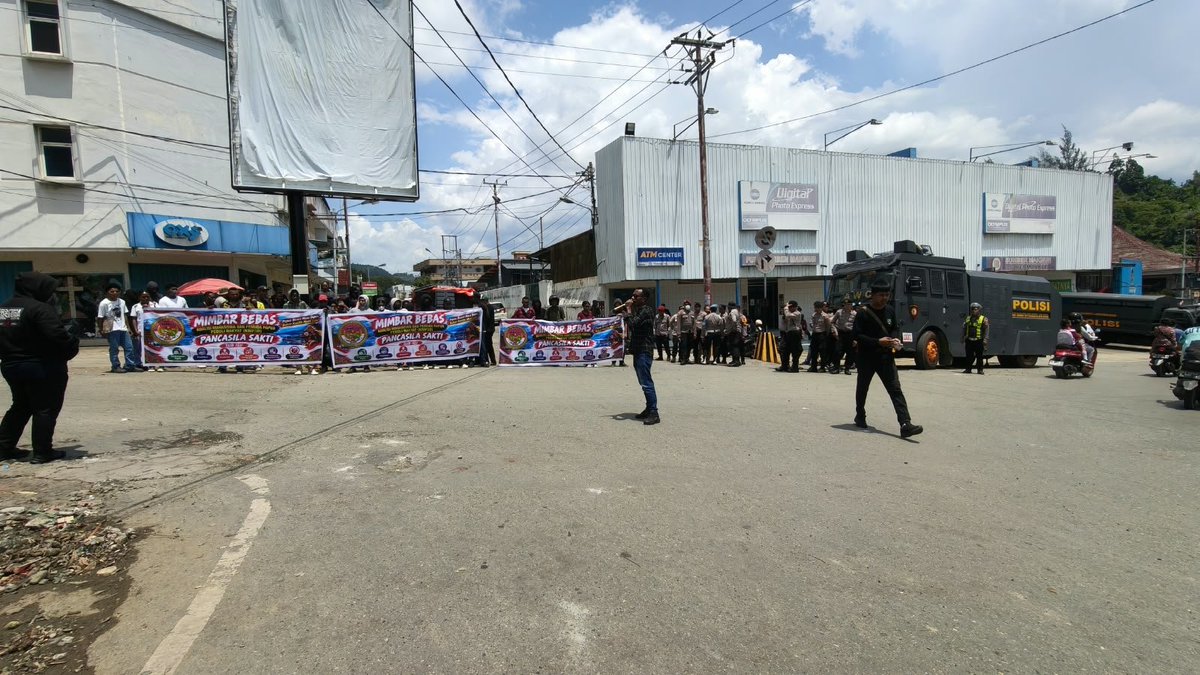 henmahenmah's tweet photo. Beda suku, beda budaya, beda cerita, tapi tetap satu Indonesia. Justru keberagaman itu yang bikin Papua punya warna. 🤝 #PapuaJagaPancasila #PapuaSetiaNKRI https://t.co/nnp0oQ9BtY