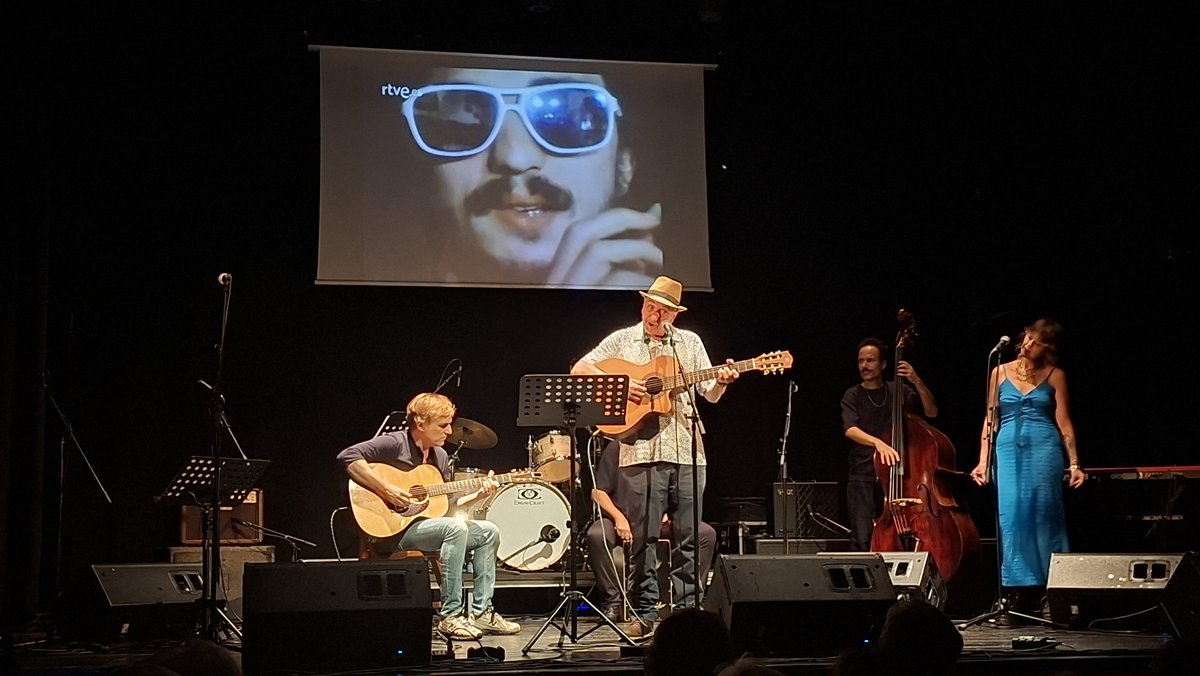 alexgomezfont's tweet photo. Ahir vaig tenir la sort d'assistir a la commemoració dels 50 anys del #Bèstia! Va ser un gran i emotiu homenatge al seu creador. Un dels moments més bonics va ser quan l'Oriol va sortir a fer un parell de cançons. #Emoció https://t.co/3WTAwTciGh